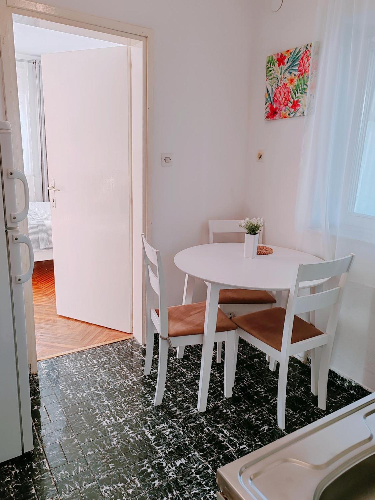 Apartmani Bojana ロヴィニ エクステリア 写真