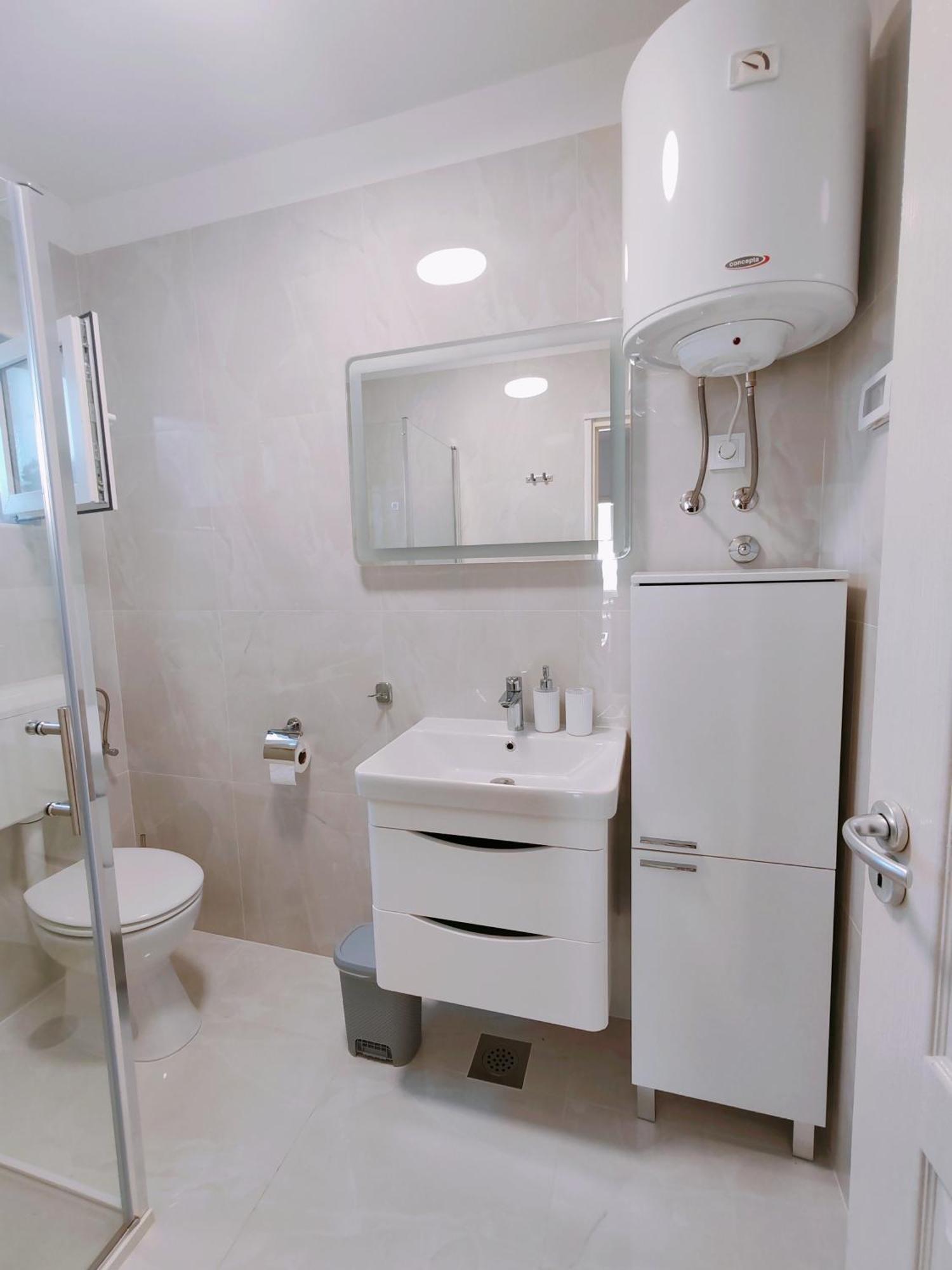 Apartmani Bojana ロヴィニ エクステリア 写真