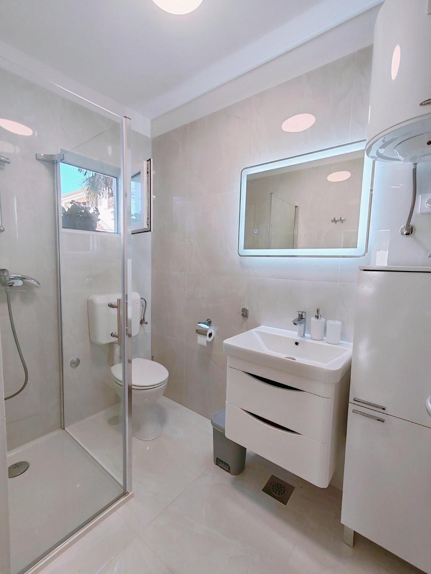 Apartmani Bojana ロヴィニ エクステリア 写真
